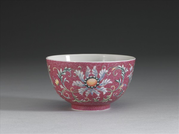 洋彩紅錦地番蓮紋杯