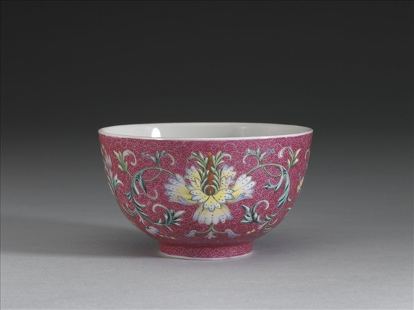 洋彩紅錦地番蓮紋杯