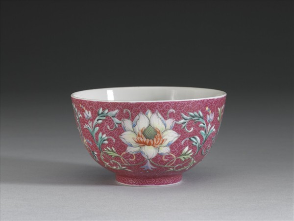 洋彩紅錦地番蓮紋杯