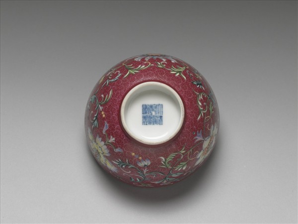 洋彩紅錦地番蓮紋杯