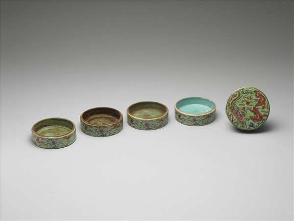 粉彩龍鳳五層套盒