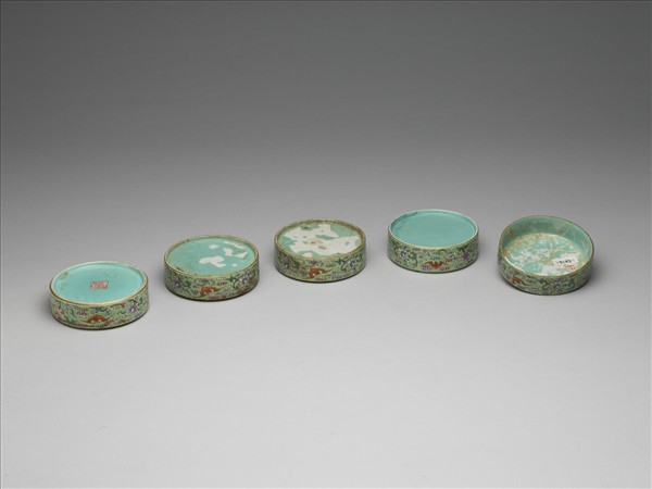 粉彩龍鳳五層套盒