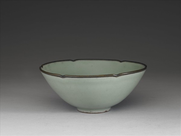 龍泉窯 青瓷葵口碗