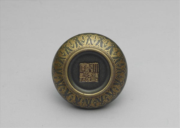 茶葉末釉描金銀盒