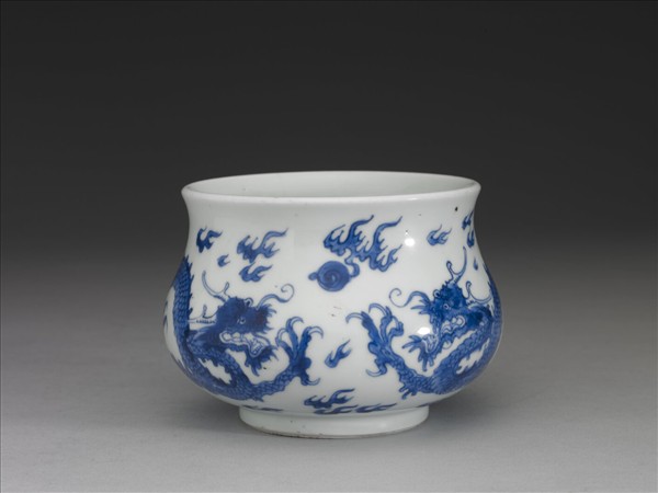 青花雙龍搶珠爐