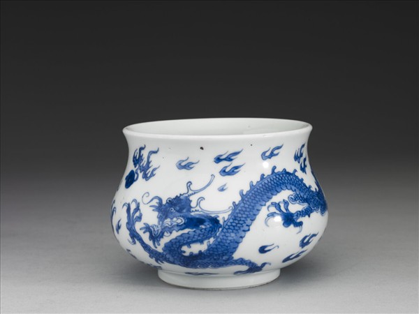 青花雙龍搶珠爐