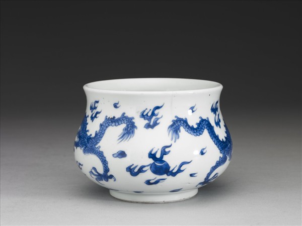 青花雙龍搶珠爐