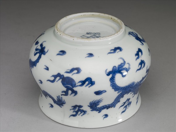 青花雙龍搶珠爐