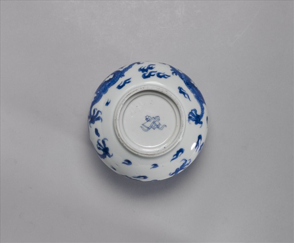 青花雙龍搶珠爐