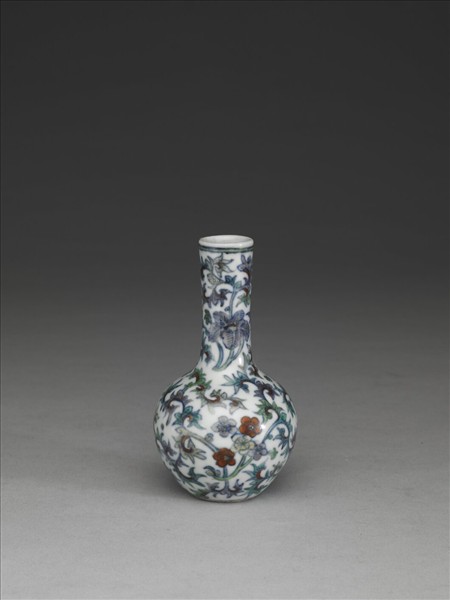 鬥彩纏枝花卉小瓶