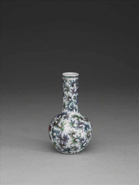 鬥彩纏枝花卉小瓶