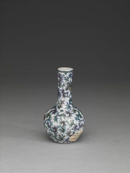 鬥彩纏枝花卉小瓶