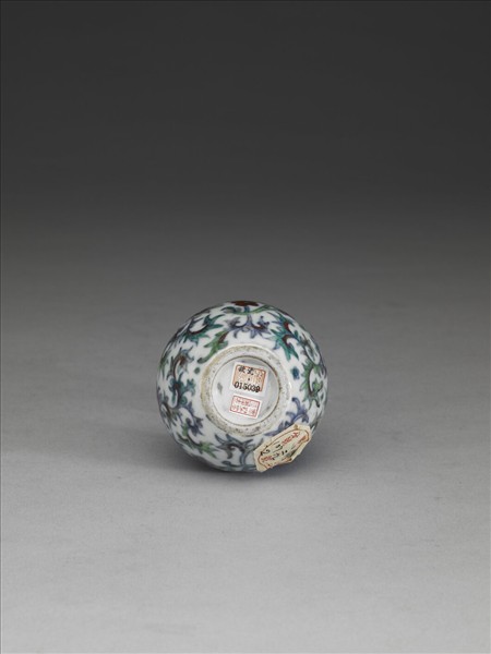 鬥彩纏枝花卉小瓶