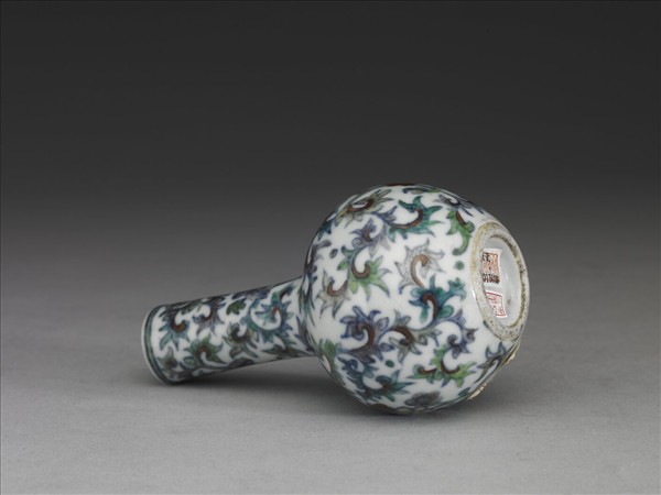 鬥彩纏枝花卉小瓶