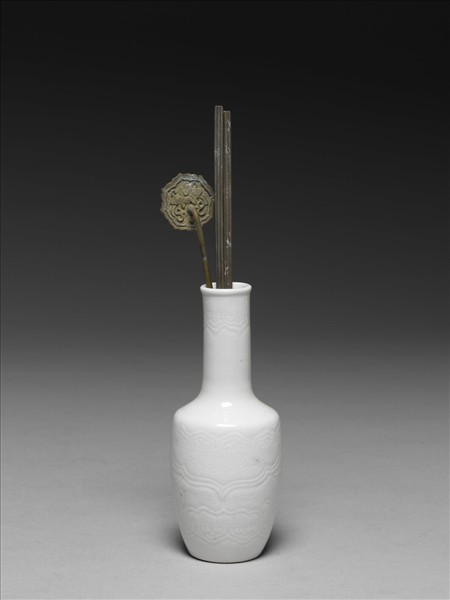 白釉劃花獸面紋長頸瓶