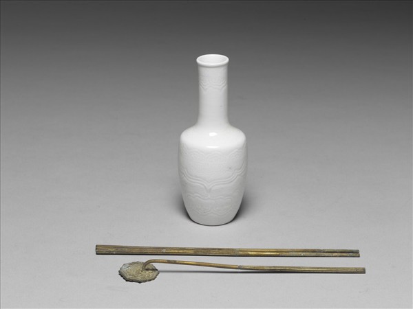 白釉劃花獸面紋長頸瓶