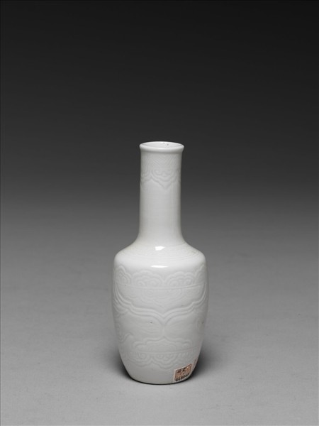 白釉劃花獸面紋長頸瓶