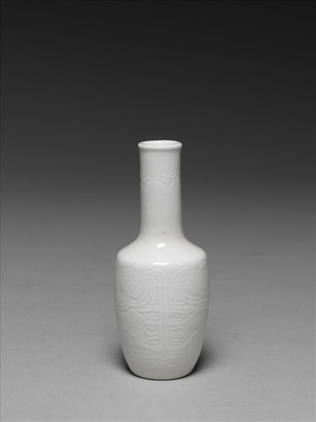 白釉劃花獸面紋長頸瓶