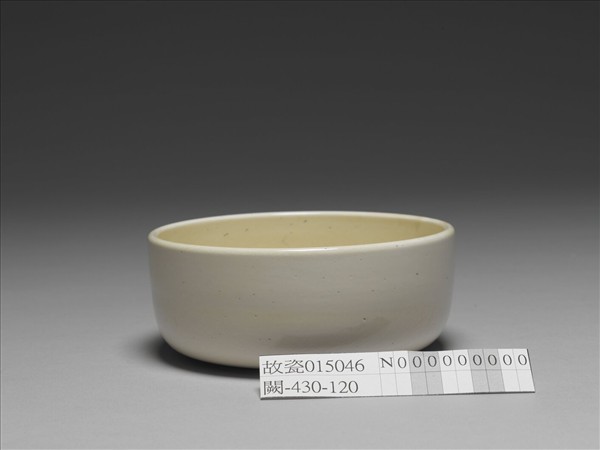 彭窯 牙白劃花雙魚洗