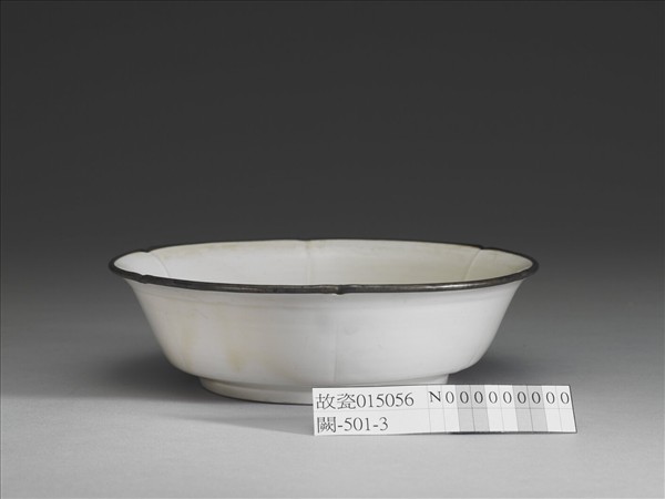 定窯型 劃花水波魚紋折碗花式碗