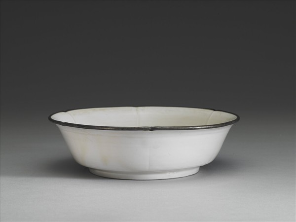 定窯型 劃花水波魚紋折碗花式碗