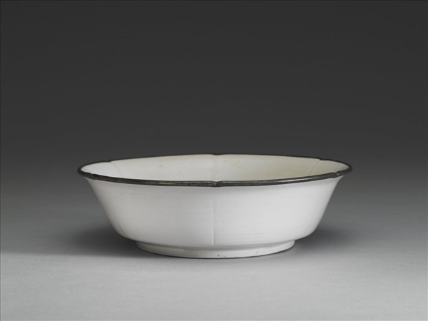 定窯型 劃花水波魚紋折碗花式碗