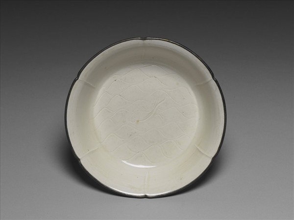 定窯型 劃花水波魚紋折碗花式碗