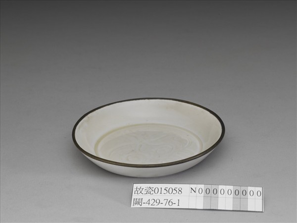 定窯 白釉劃花蓮荷紋洗