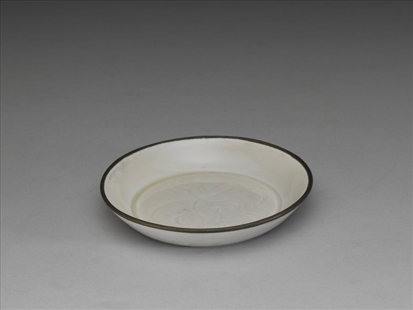 定窯 白釉劃花蓮荷紋洗