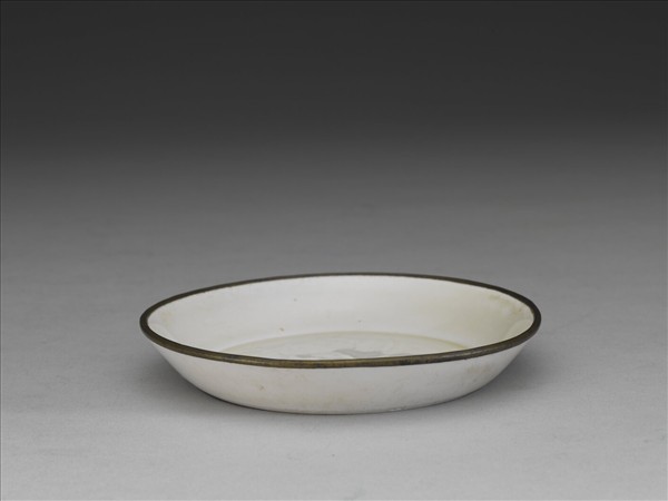 定窯 白釉劃花蓮荷紋洗