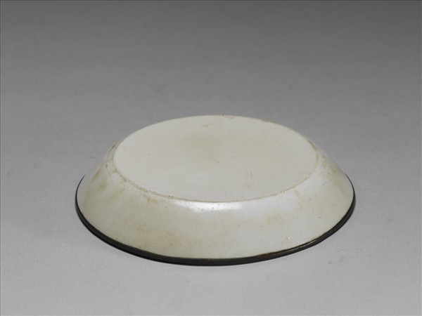 定窯 白釉劃花蓮荷紋洗