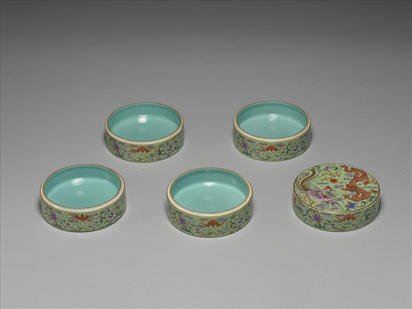 粉彩龍鳳五層套盒