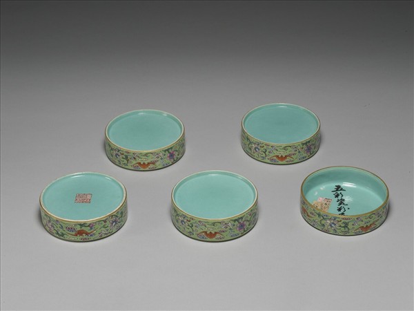 粉彩龍鳳五層套盒