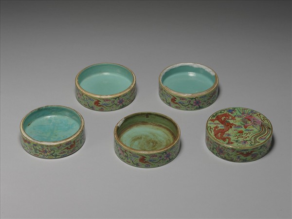 粉彩龍鳳五層套盒