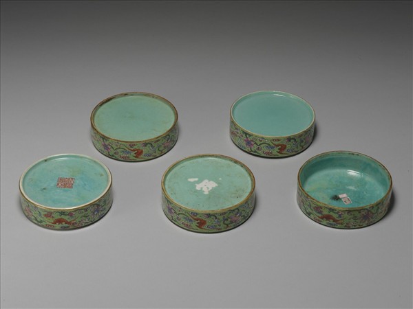 粉彩龍鳳五層套盒