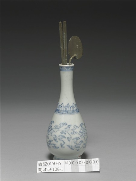 青花纏枝番蓮膽瓶