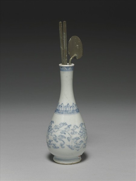 青花纏枝番蓮膽瓶