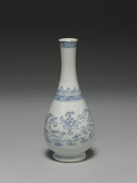 青花纏枝番蓮膽瓶