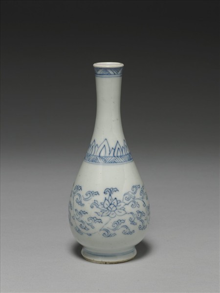 青花纏枝番蓮膽瓶