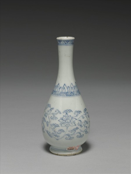 青花纏枝番蓮膽瓶