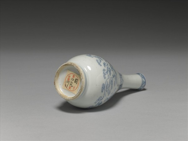 青花纏枝番蓮膽瓶