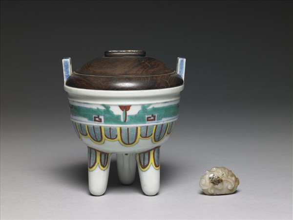 鬥彩蕉葉鼎式爐