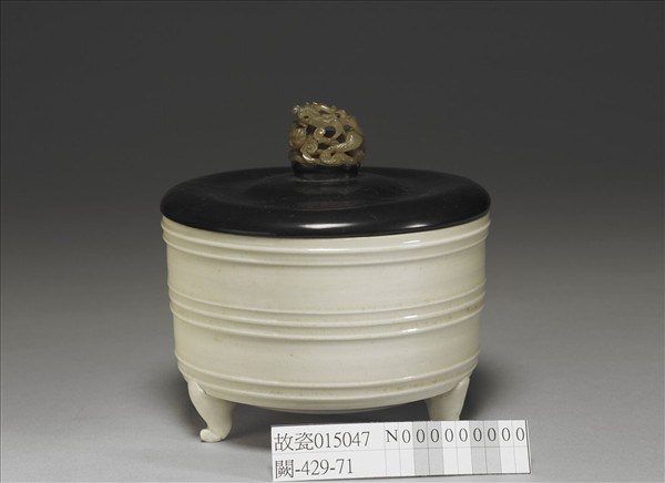 景德鎮窯 青白瓷弦紋三足爐