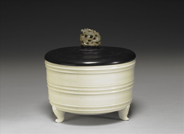 景德鎮窯 青白瓷弦紋三足爐