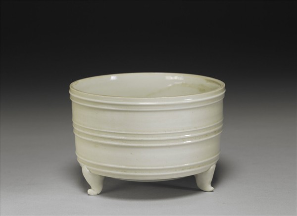 景德鎮窯 青白瓷弦紋三足爐