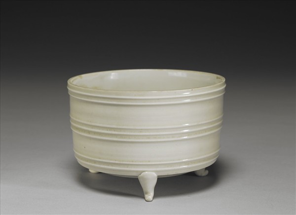 景德鎮窯 青白瓷弦紋三足爐