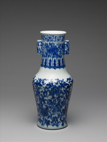 青花纏枝花卉紋貫耳瓶