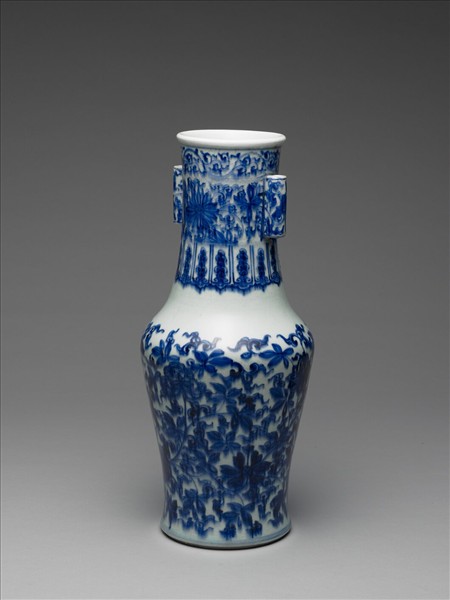 青花纏枝花卉紋貫耳瓶