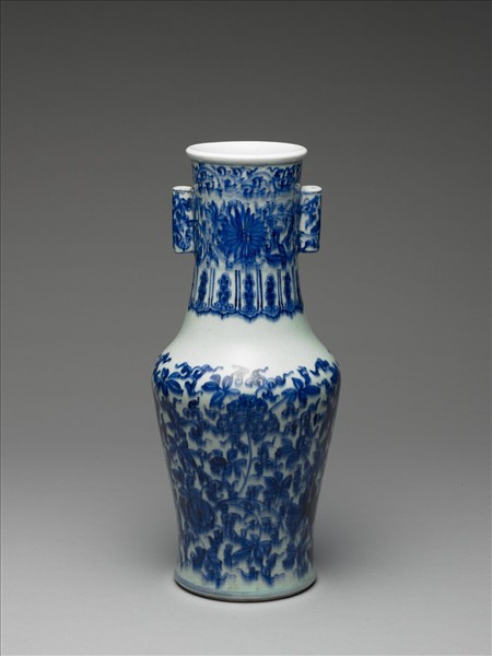 青花纏枝花卉紋貫耳瓶