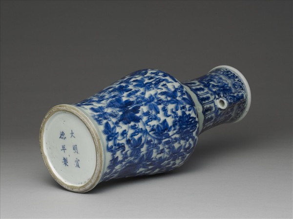 青花纏枝花卉紋貫耳瓶